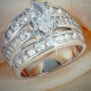 ⭐️🆕 Elegant Silver Ring with Clear Stones